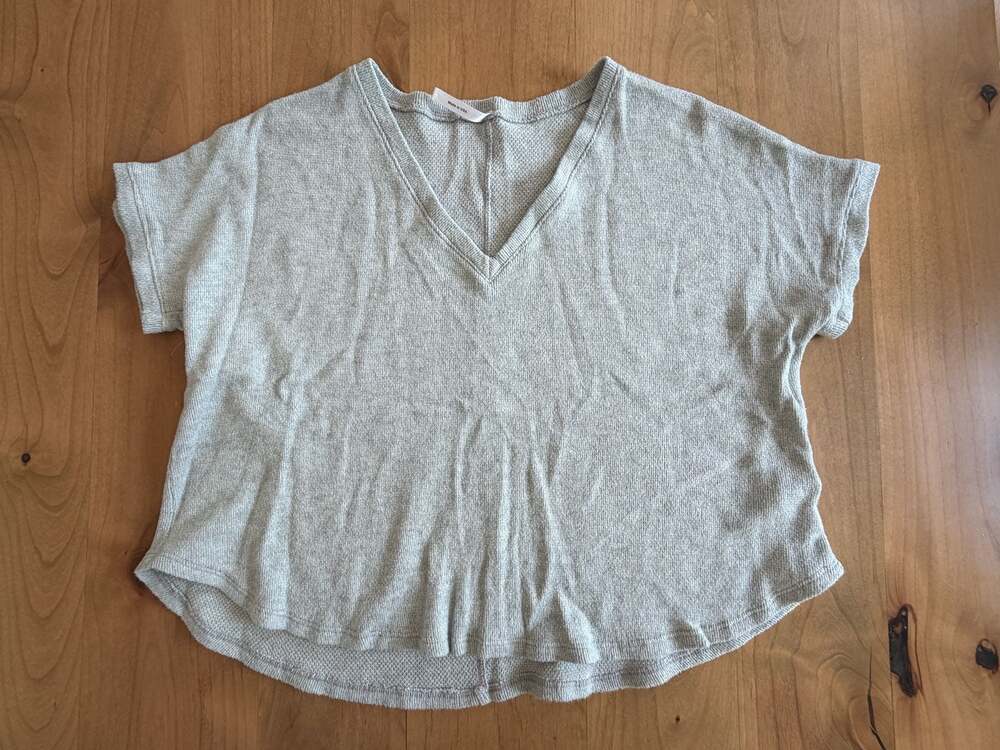 Lulus Basics Gray Waffle Knit V-Neck Boxy Cropped Short Sleeve Top Medium